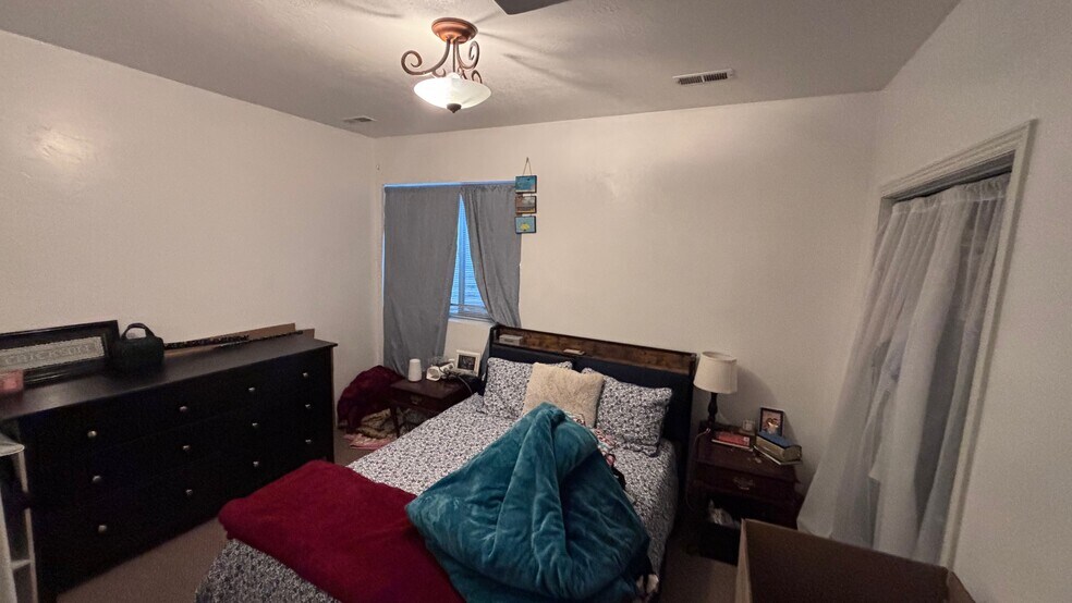 Building Photo - 1410 Canyon Dr