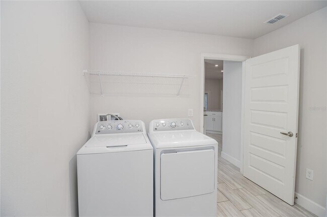 Building Photo - 4903 Vue Delac Pass
