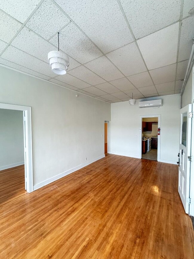 Building Photo - 10 1/2 N Minnesota St