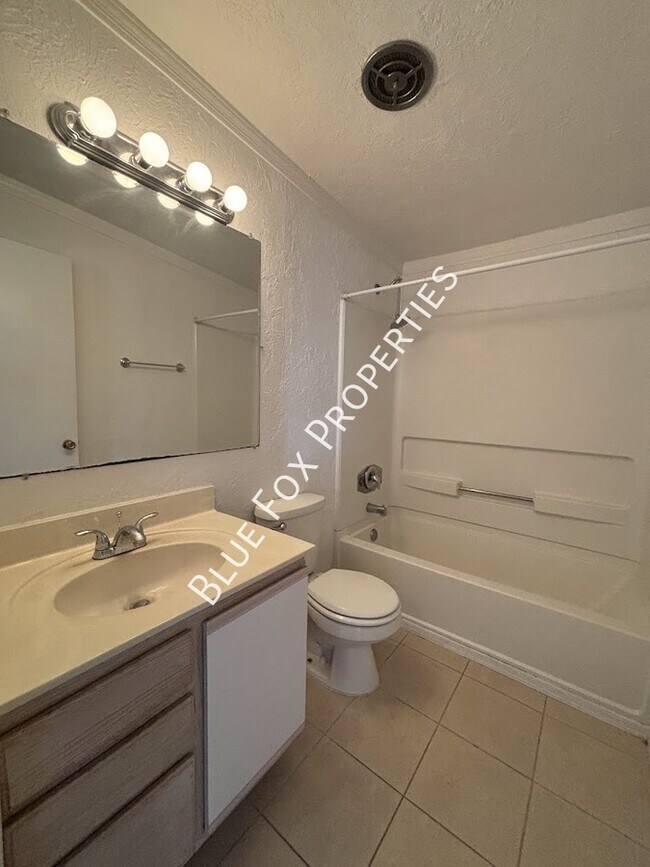 Building Photo - 1228 E Kentucky St