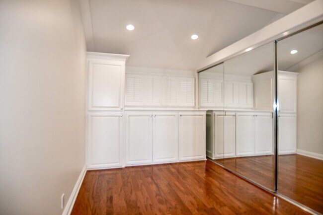 Building Photo - 4 White Water Dr