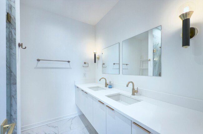 Building Photo - 2737 Shenandoah Ave