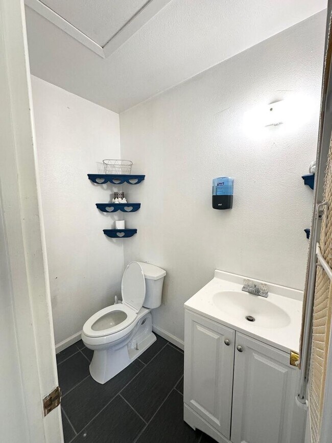 Building Photo - 3 Bed 1.5 Bath Ready to Rent ASAP!