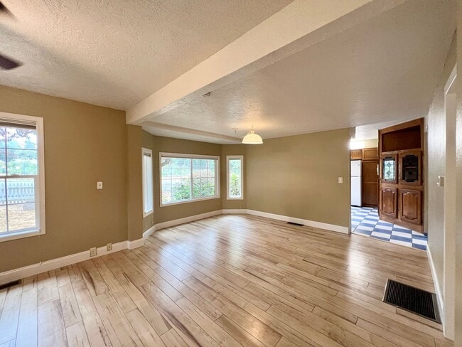 Building Photo - Outdoor Oasis: Charming 3 Bed 2 Bath House!