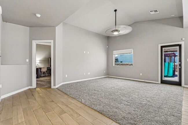 Building Photo - BEAUTIFUL FAR EAST HOME RIGHT OFF I-10, PET FRIENDLY WITH NO BREED RESTRICTIONS