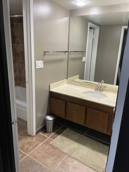 Building Photo - 450 W 7th St