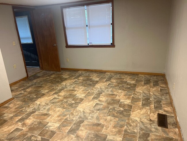 Building Photo - comfortable and convenient : 3-bedroom, 1-...