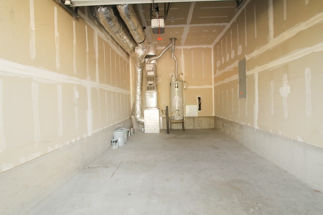 Building Photo - Gorgeous 3x2.5 duplex unit with a fenced b...