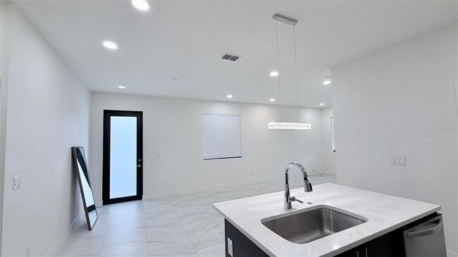 Building Photo - 4106 N Thatcher Ave