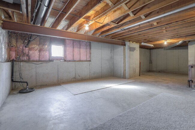 Building Photo - {11409} Updated Duplex in Fantastic Location + Two Car Garage + Main Level Master + Covered Deck