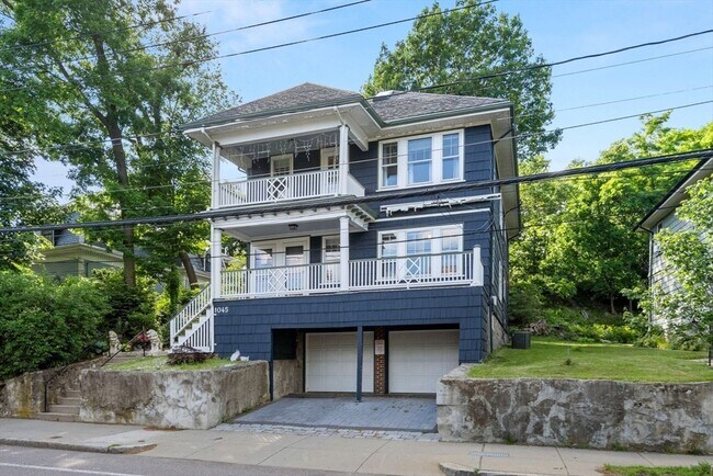 Primary Photo - 1045 Adams St