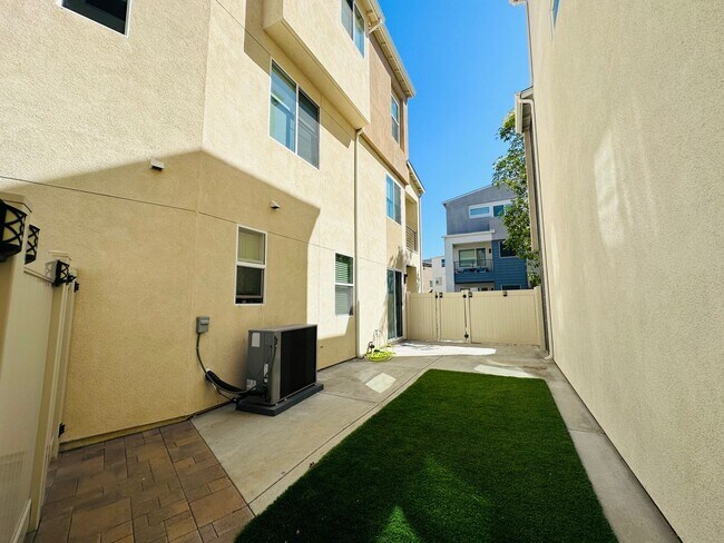 Building Photo - 1835 Vesta Dr