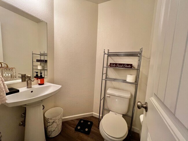 Building Photo - 2 Bedroom 2.5 bathroom Townhouse in Greeley