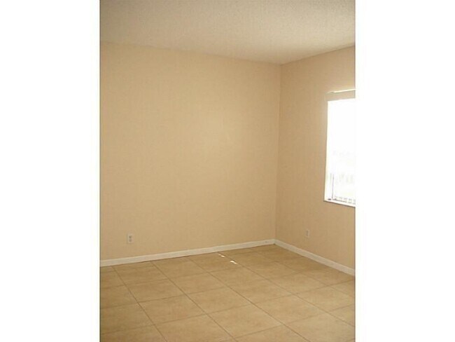 Building Photo - 10198 Twin Lakes Dr