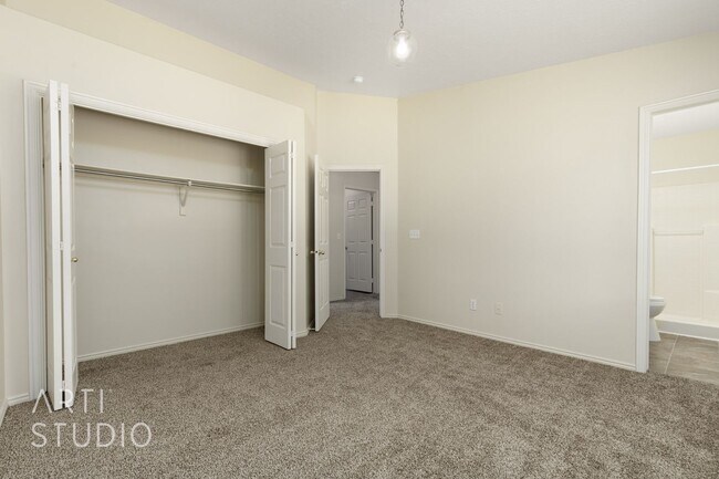 Building Photo - 3 Bedroom, 2 Bathroom Home in the Red Clif...