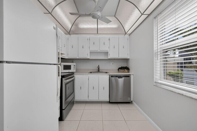 Building Photo - 40 Burgundy A