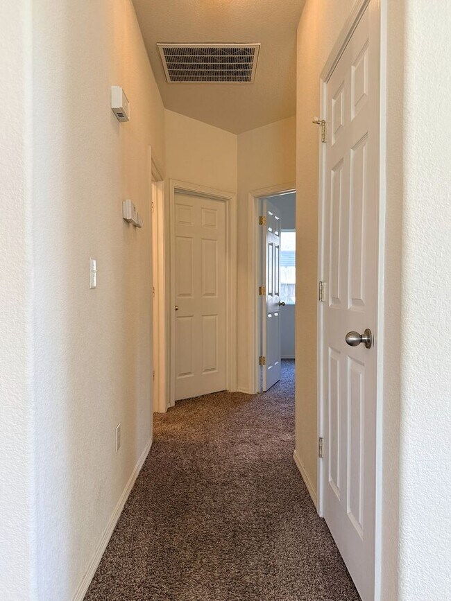 Building Photo - Move in Ready 3/2