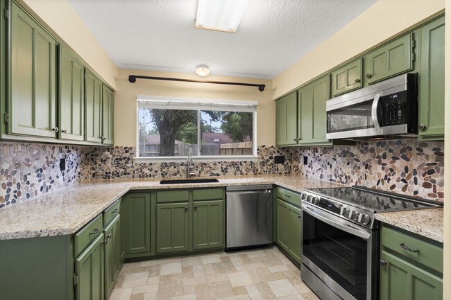 Building Photo - 16734 Summer Dew Ln