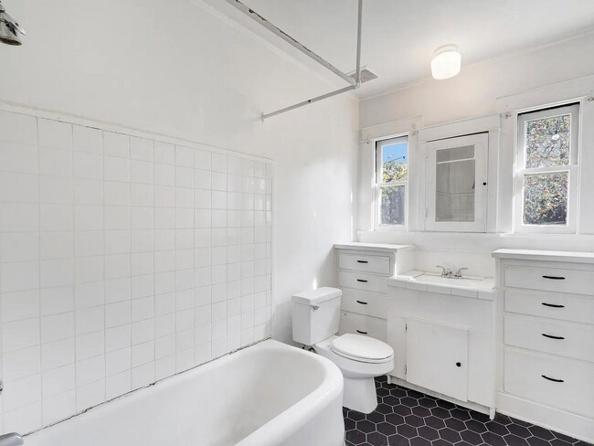 Building Photo - 1044 Manzanita St