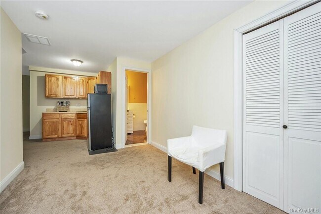 Building Photo - 696 Ridgeway