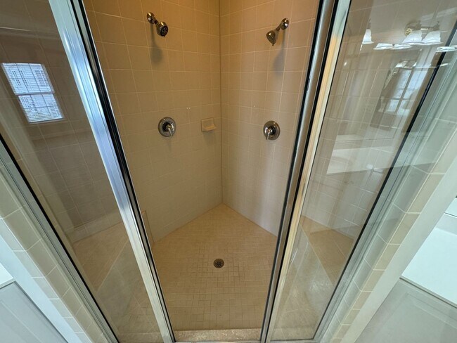 Building Photo - Stunning 3 Bed 2.5 Townhome In Amenity-Ric...