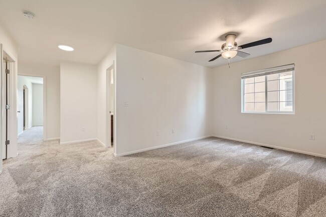 Building Photo - 3 bedroom townhome on north side, attached...