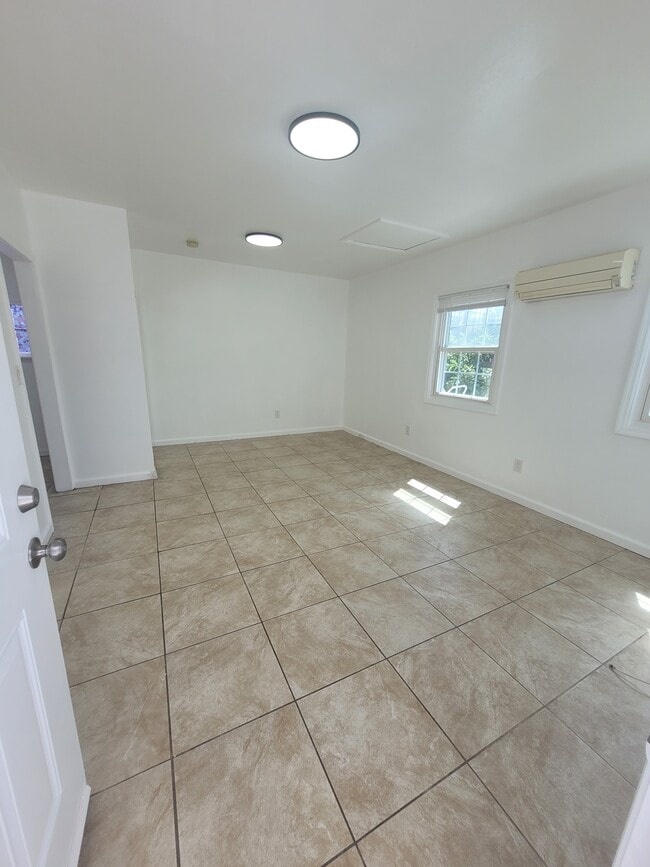 Building Photo - 10301 Dalerose Ave