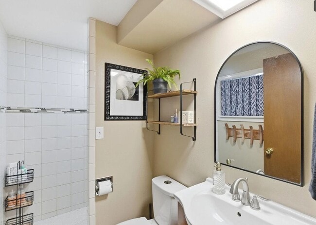 Building Photo - Beautiful 3 Bed 3 Bath located on Military Hill!