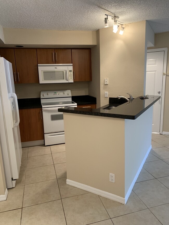 Building Photo - 3370 Pinewalk Dr N