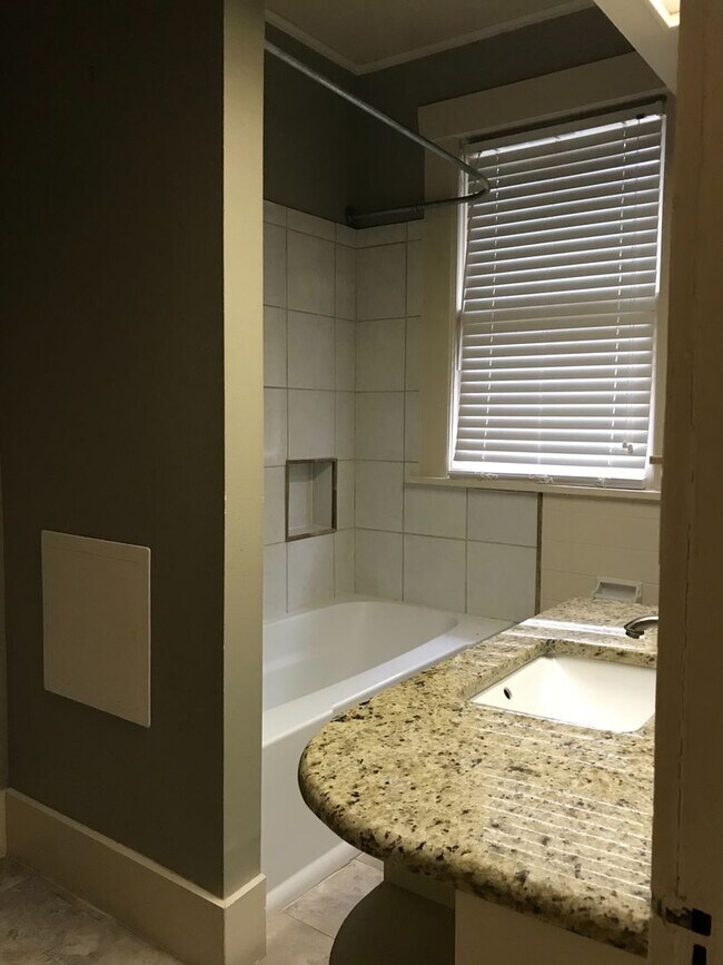 Building Photo - Super cute and updates throughout....