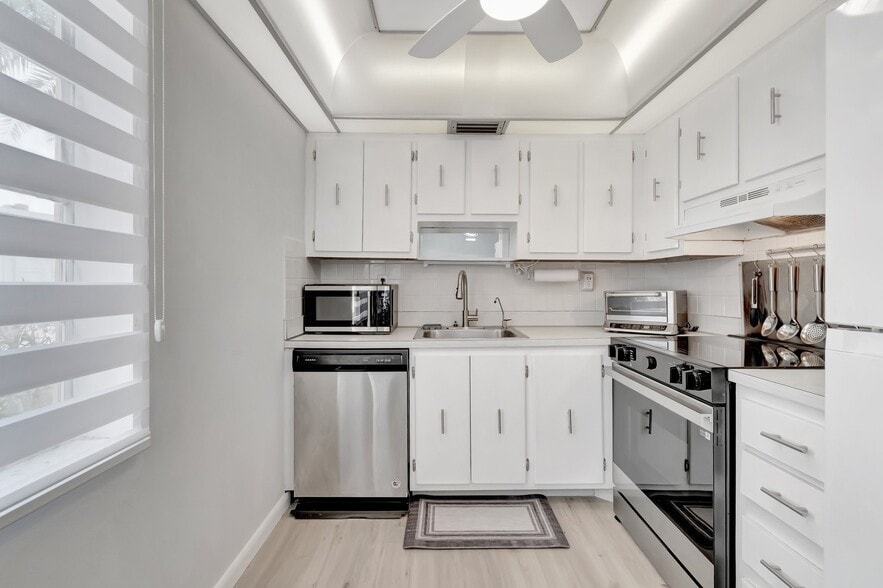 Building Photo - 481 Burgundy P