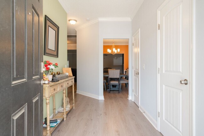 Building Photo - Spacious 4 Bed, 4 Bath Home in HOA Community
