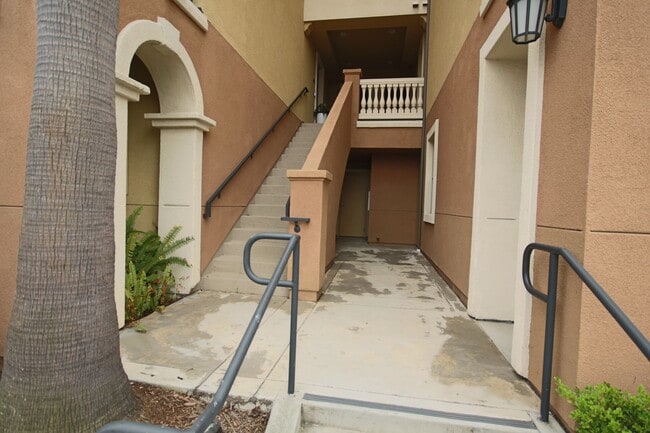 Building Photo - 2 Bedroom/2.5 Bath Townhouse