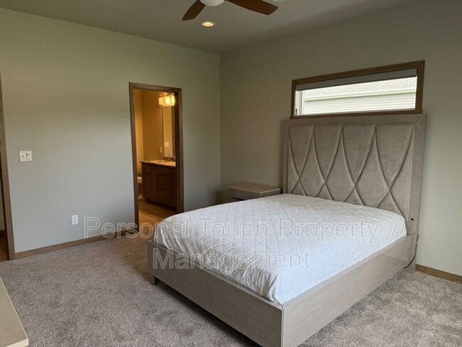 Building Photo - 7352 Eagle Point Dr S