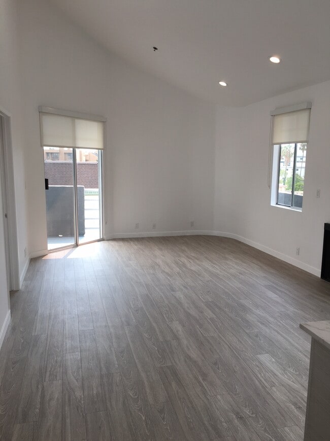 Building Photo - 8600 Burton Way