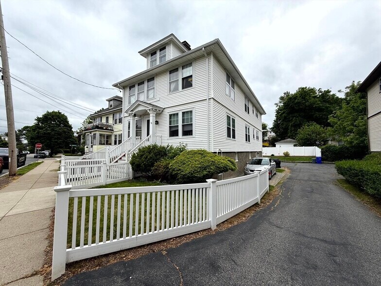 Building Photo - 78 Hunnewell Ave