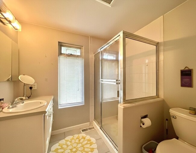 Building Photo - Mid-Century Gem in Kirkland’s Everest Park