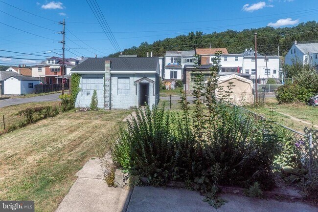 Building Photo - 493 W Saylor St