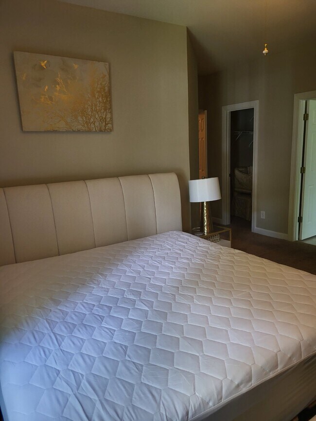 Building Photo - 407 S Elgin Ct