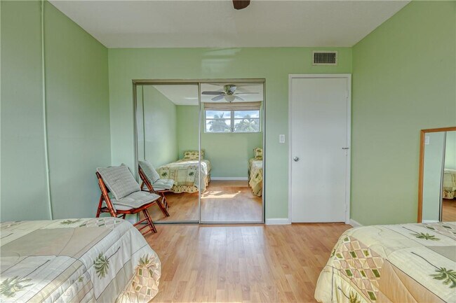 Building Photo - 2400 NE 10th St