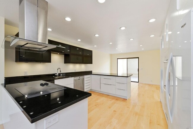 Building Photo - 102 Red Hill Cir