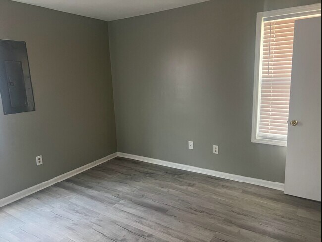 Building Photo - 3103 Lincoln Dr