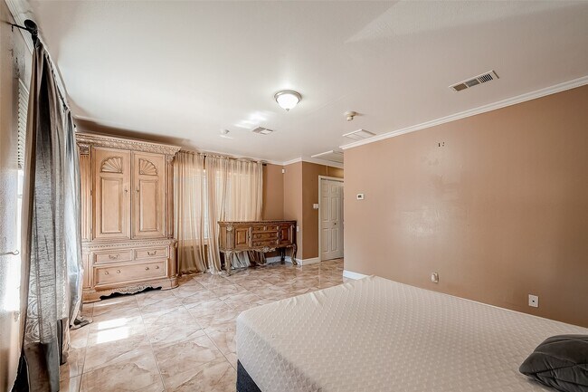 Building Photo - 7711 Beechnut St