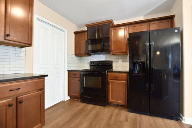 Building Photo - Pet Friendly Three Bedroom!