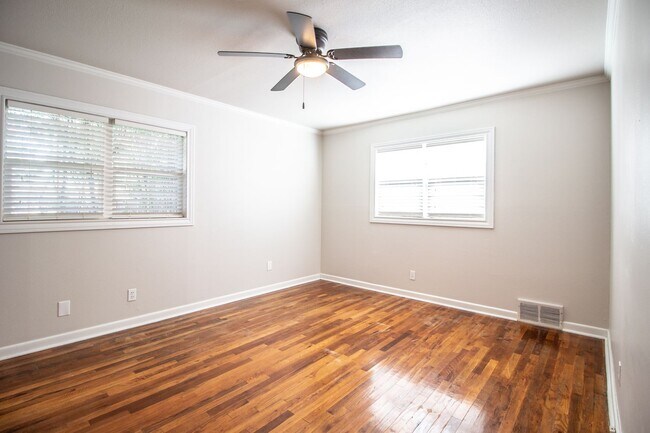 Building Photo - Spacious 3 bed 2 bath Home