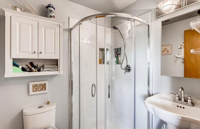 Building Photo - Top-Floor Gem – 2 Bed, 2 Full Bath, W/D, A...
