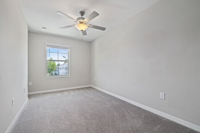 Building Photo - "Charming 3-Bed Sanctuary in Lutz with gre...