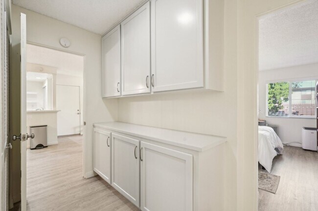 Building Photo - Upstairs Bright 2 bedroom Condo