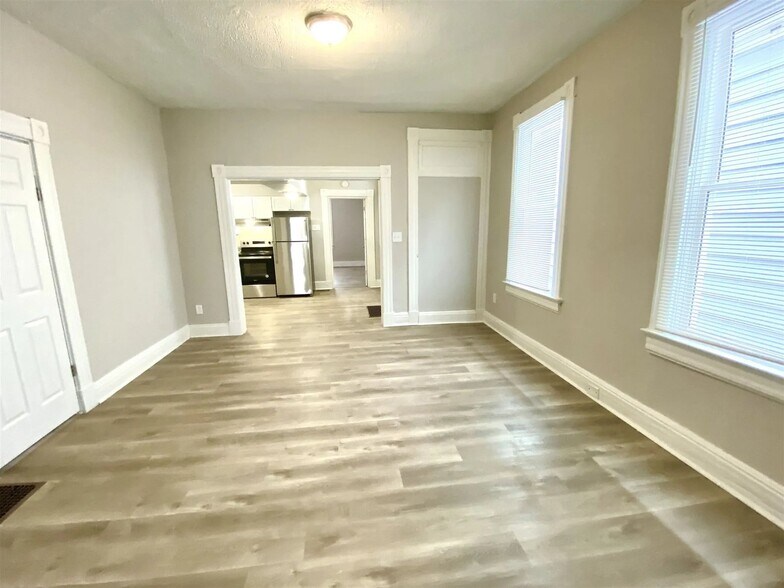 Building Photo - 313 E 16th St