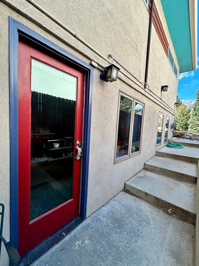 Building Photo - Furnished 2 Bedroom Garden Level ADU in Upper Table Mesa Near Bear Creek Park